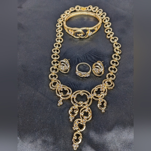 unbranded Jewelry - BEAUTIFUL FASHION JEWELRY SET.